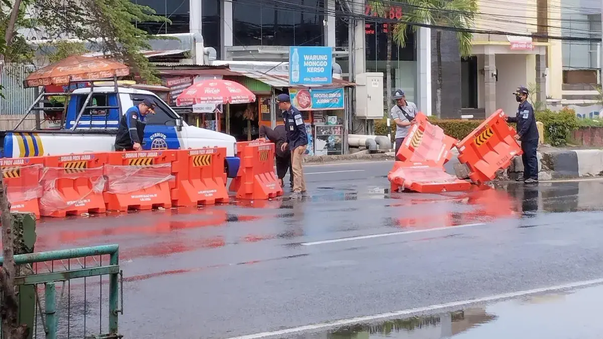 Dishub Provinsi Jawa Barat saat membuka u-turn di sepanjang Jalur Pantura Cirebon, tepatnya Jalan Bypass Soeda