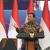 Presiden Prabowo Subianto (kedua kanan) menyampaikan pengarahan dalam Sarasehan Ekonomi Bersama Presiden RI di
