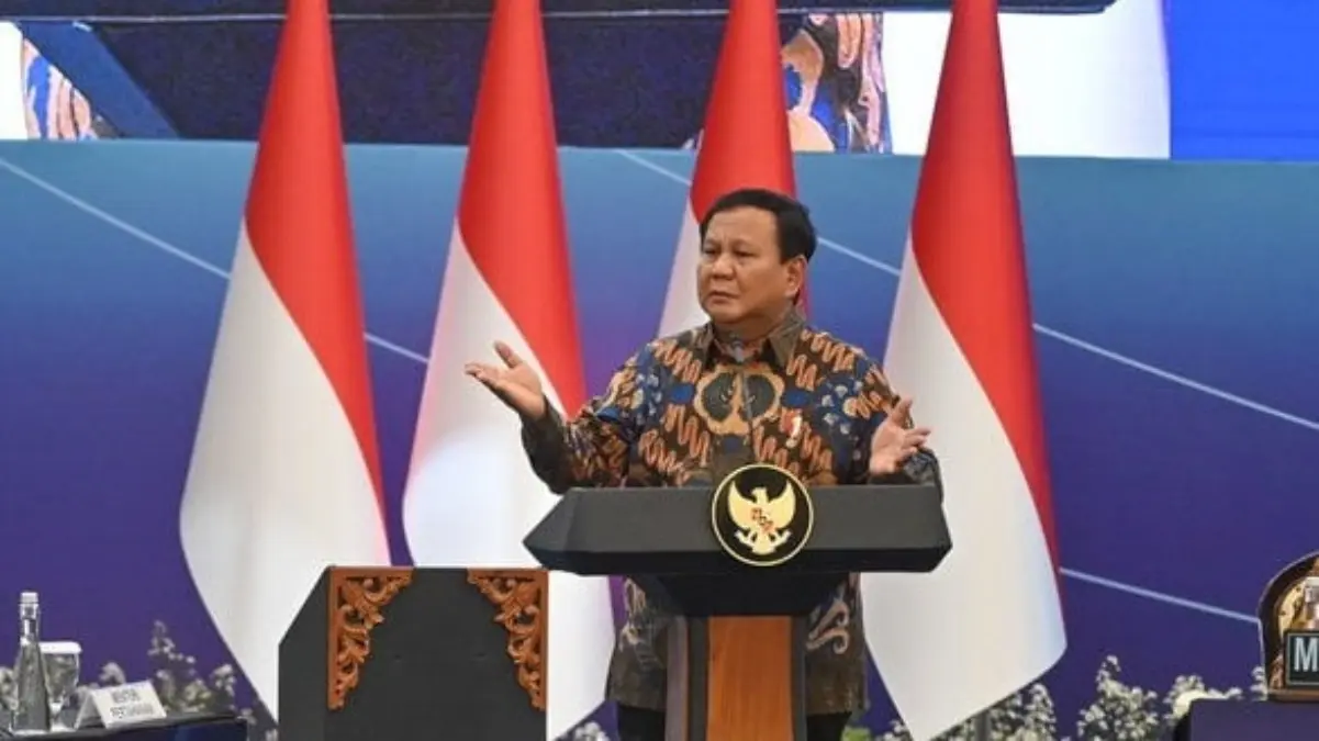 Presiden Prabowo Subianto (kedua kanan) menyampaikan pengarahan dalam Sarasehan Ekonomi Bersama Presiden RI di
