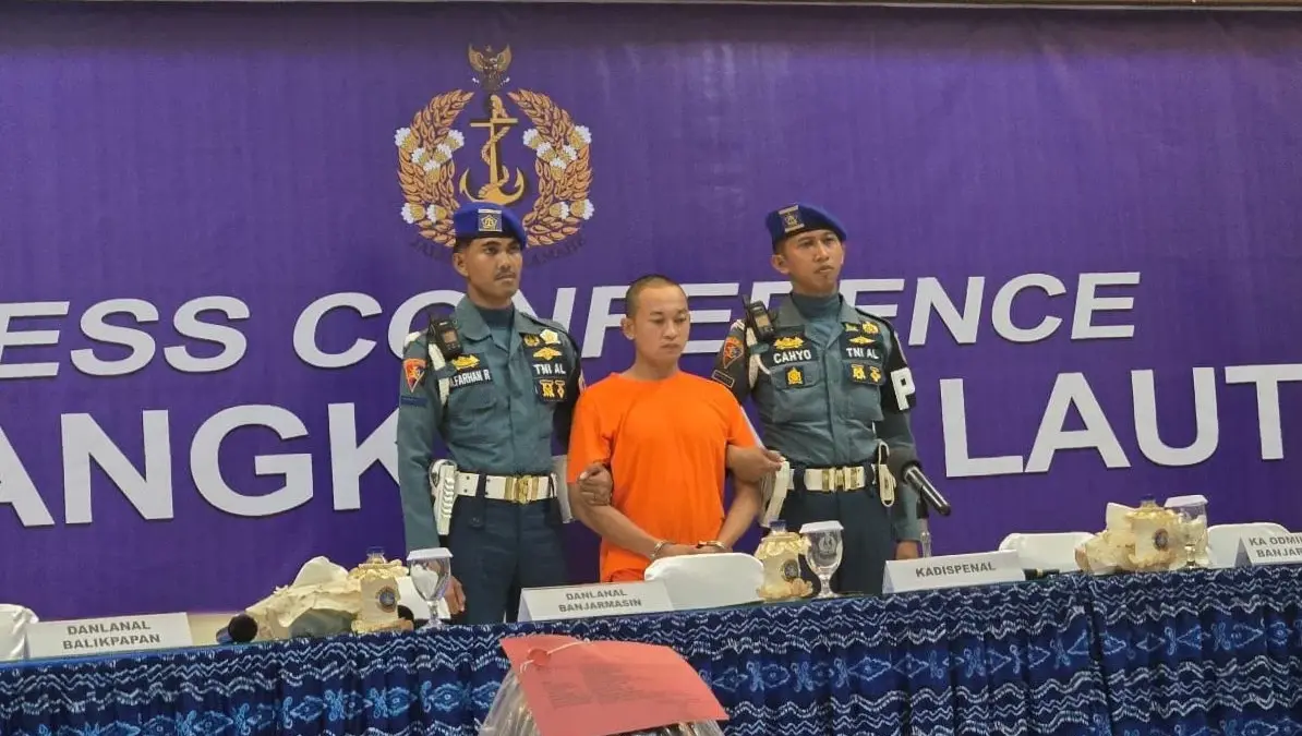 Kelasi Satu Jumran (tengah) tersangka pembunuhan terhadap jurnalis Juwita usai konferensi pers di Mako Pangkal