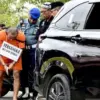 Penyidik Detasemen Polisi Militer Pangkalan TNI Angkatan Laut (Denpomal) Banjarmasin menyaksikan tersangka, ok