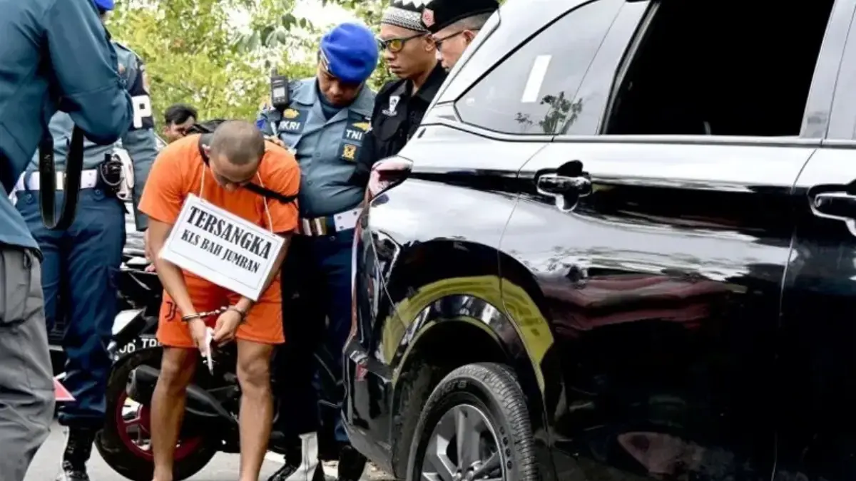 Penyidik Detasemen Polisi Militer Pangkalan TNI Angkatan Laut (Denpomal) Banjarmasin menyaksikan tersangka, ok