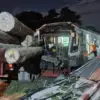 Kecelakaan antara Kereta Api Commuterline Jenggala relasi Indro-Sidoarjo dengan truk bermuatan kayu pada Selas