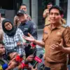 Bupati Indramayu Lucky Hakim (kedua kanan) menjawab pertanyaan wartawan usai bertemu dengan Wakil Menteri Dala