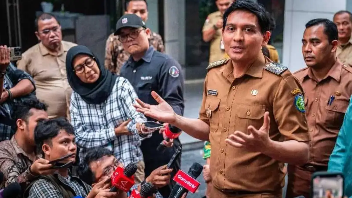 Bupati Indramayu Lucky Hakim (kedua kanan) menjawab pertanyaan wartawan usai bertemu dengan Wakil Menteri Dala