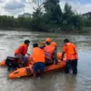 Tim SAR Gabungan melakukan pencarian terhadap anggota polisi yang hilang di sungai Tebing Tinggi. [Dok Brimob