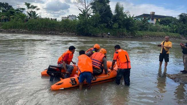 Tim SAR Gabungan melakukan pencarian terhadap anggota polisi yang hilang di sungai Tebing Tinggi. [Dok Brimob
