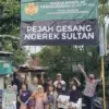 Warga Kampung Tegal Lempuyangan yang terdampak proyek pengembangan Stasiun Lempuyangan memasang banner penolak