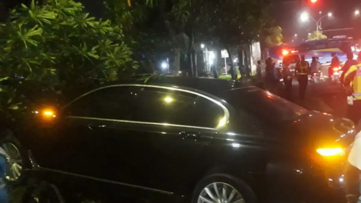 Mobil sedan BMW warna hitam dengan nopol P 805 INI terjun bebas dari ujung jalan Tol Krian-Gresik. (IST)