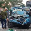 Kecelakaan maut antara Bus Rajawali Indah bernopol S 7707 UA dengan mobil Isuzu Panther terjadi di Jalan Raya