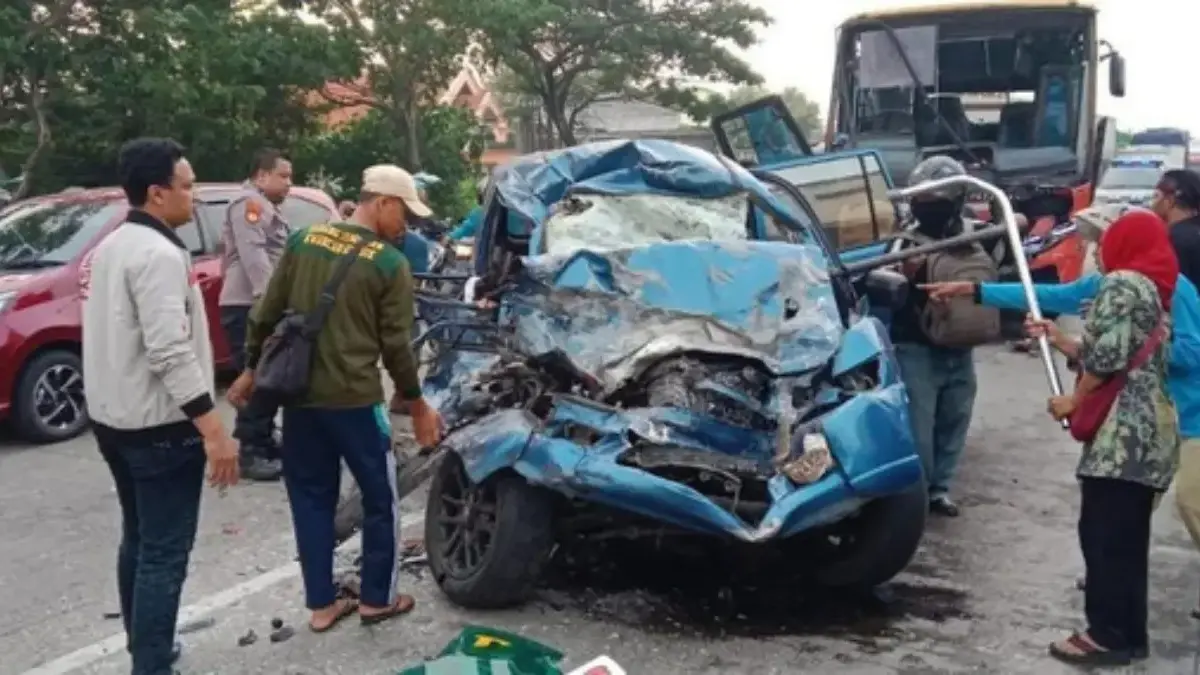 Kecelakaan maut antara Bus Rajawali Indah bernopol S 7707 UA dengan mobil Isuzu Panther terjadi di Jalan Raya