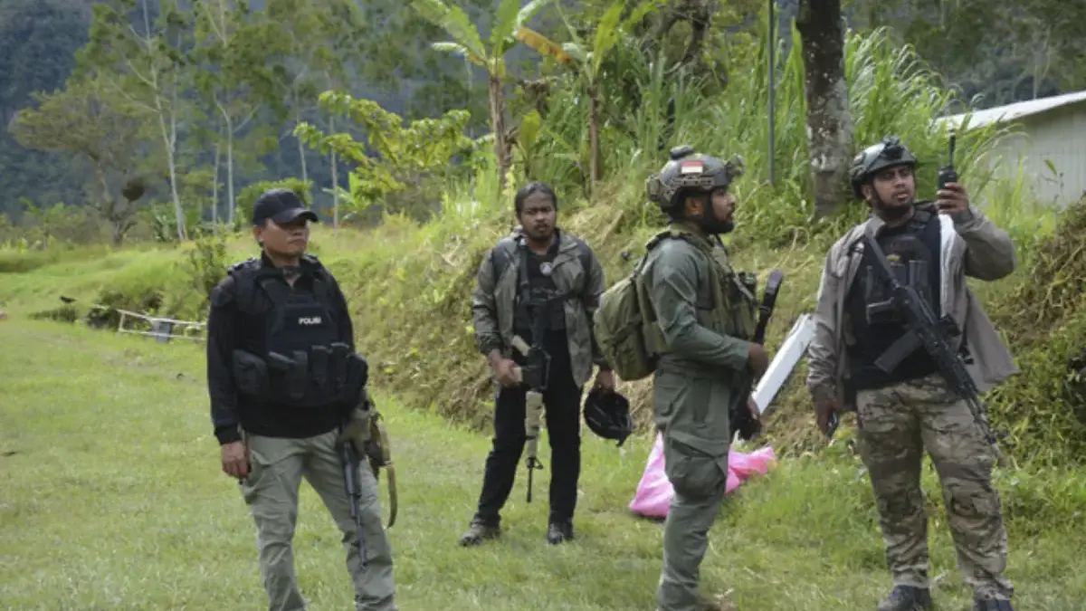 Serangan KKB Yahukimo: Polri Evakuasi 2 Pendulang Emas 8 Belum Diketahui Kebaradaannya Polri Lakukan Olah TKP Penyerangan Terhadap Guru dan Tenaga Kesehatan di Yahukimo oleh KKB. (Dok. Humas Polri)