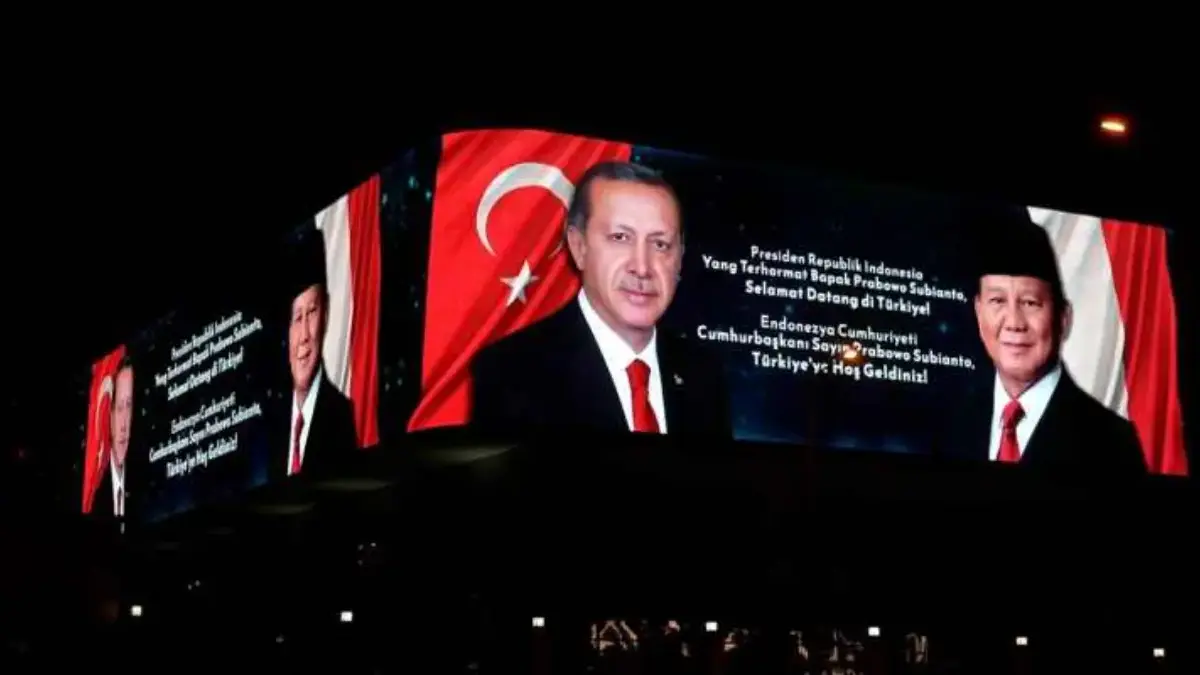 Presiden Turki Recep Tayyip Erdogan dan Presiden Prabowo Subianto dalam layar videotron di Ankara/Ist