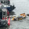 Kecelakaan Tragis Guncang Kota New York, Helikopter Jatuh ke Sungai: 6 Tewas Tim penyelamat di dekat helikopter yang jatuh di Sungai Hudson. (Foto: NY Post)