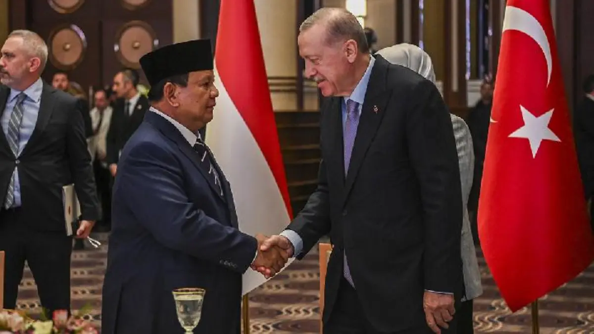 Prabowo-Erdogan Sepakat Bela Kemerdekaan Palestina dan Bangun Kembali Gaza Presiden Prabowo Subianto bersama Presiden Turki Recep Tayyip Erdogan (kanan) saat jamuan makan malam di Istan