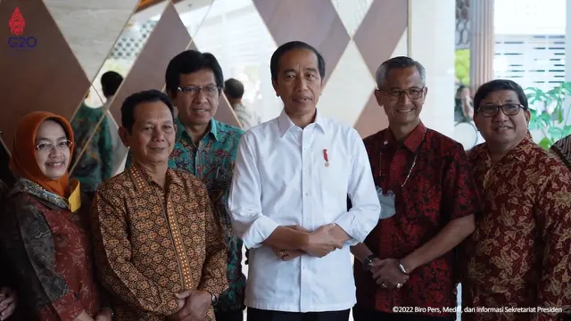 Presiden Joko Widodo (Jokowi) bertemu sejumlah teman-teman semasa kuliahnya dulu di Universtas Gadjah Mada (UG