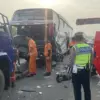Petugas mengevakuasi bis yang terlibat kecelakaan ruas Tol Pemalang-Batang di Pekalongan, Sabtu (12/4/2025). (