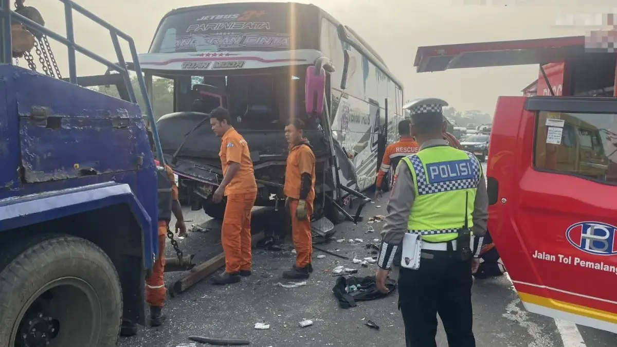 Petugas mengevakuasi bis yang terlibat kecelakaan ruas Tol Pemalang-Batang di Pekalongan, Sabtu (12/4/2025). (