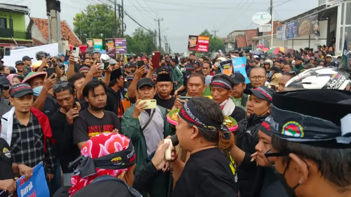 Ribuan warga dari 18 elemen masyarakat tumplek di jalan Gebang – Pabuaran tepatnya di Blok Karang wangun Desa