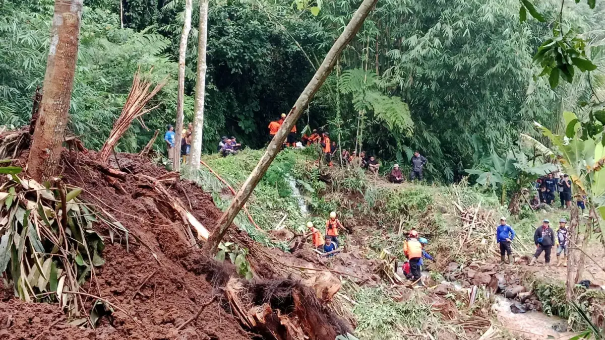 Operasi pencarian korban longsor di Kampung Babakan Randu, Desa Dayeuhkolot, Sagalaherang, Subang, Jawa Barat,