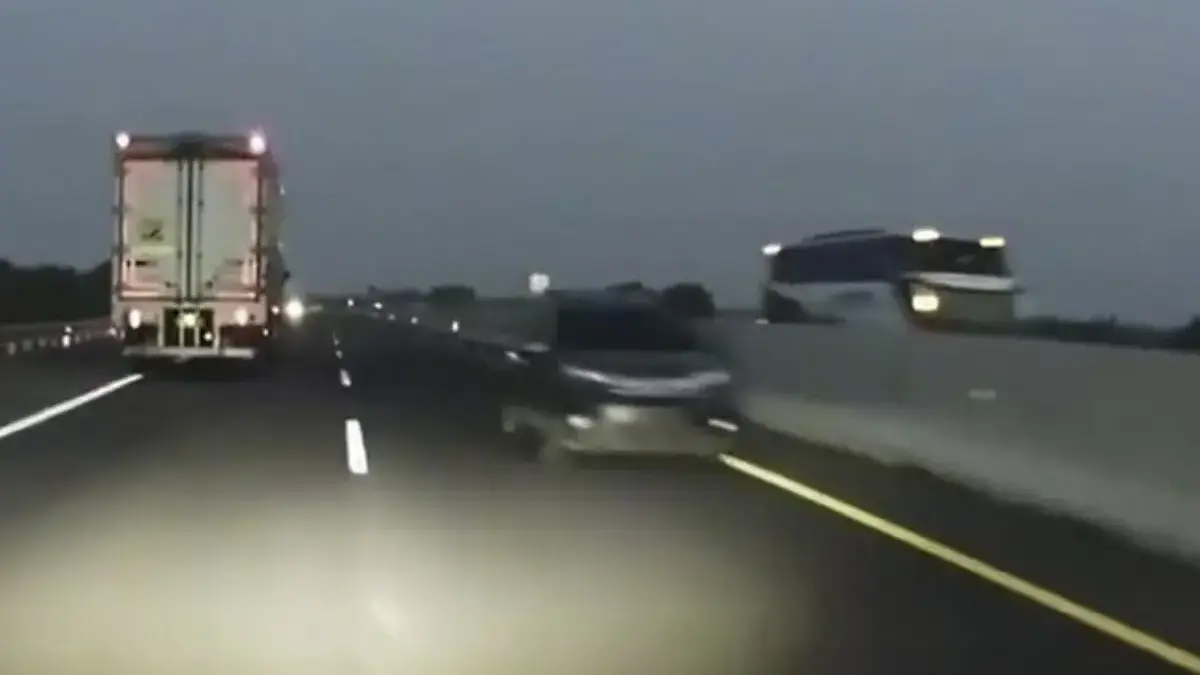 Kendaraan yang membawa rokok ilegal saat melawan arus sebelum menabrak bus yang berisi suporter Persebaya Sura