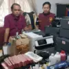 Petugas mengungkap tempat produksi uang palsu di Perumahan Griya Melati, Kelurahan Bubulak, Bogor Barat, Kota