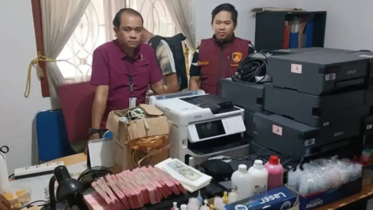 Petugas mengungkap tempat produksi uang palsu di Perumahan Griya Melati, Kelurahan Bubulak, Bogor Barat, Kota
