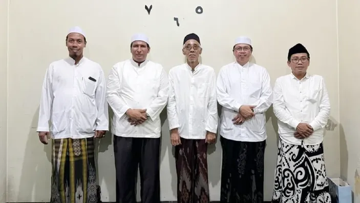 Ketua Rabithah Alawiyah Jateng dan Daerah Istimewa Yogyakarta (DIY), Habib Abu Bakar bin Ahmad Al Attas (deret