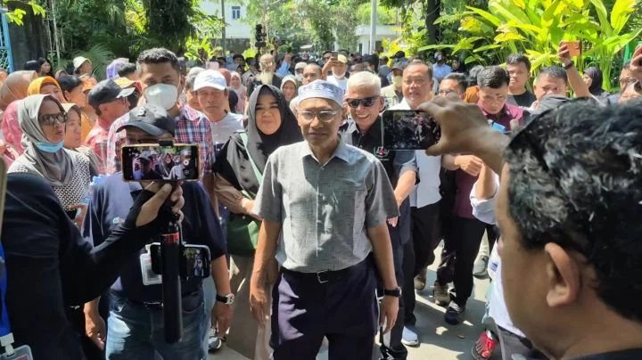 Massa dari Tim Pembela Ulama dan Aktivis (TPUA) mendatangi kediaman Presiden ke-7 Jokowi di Solo untuk meminta