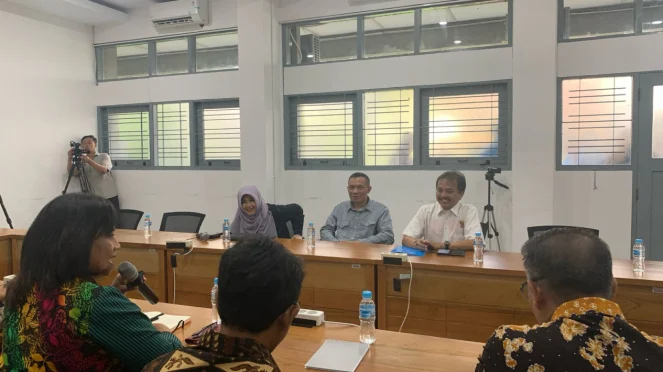 Roy Suryo, Tifauzia dan Rismon Hasiholan sempat melakukan audiensi dengan pejabat Rektorat UGM dan Fakultas Ke