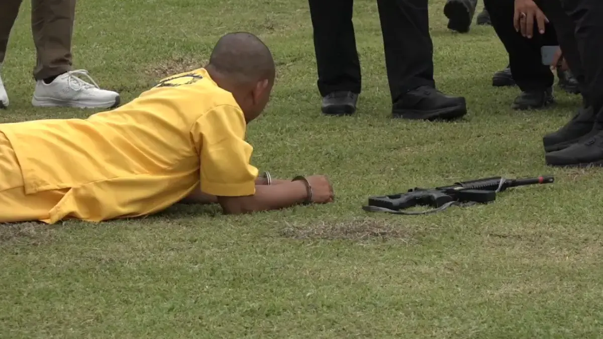 Kopda Basar saat melakukan rekonstruksi penembakan terhadap tiga polisi