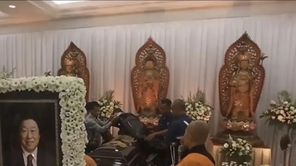 Peti mati berisi jenazah pengusaha Murdaya Poo di GVA Mendut, Magelang, Senin (14/4/2025). Rencana keluarga ge