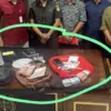 Penyerahan tas berisi uang dari satpam PN Jaksel kepada Kejaksaan Agung. (FOTO/Dok. Istimewa)