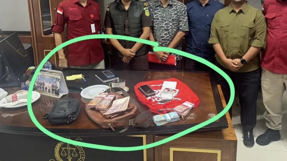 Penyerahan tas berisi uang dari satpam PN Jaksel kepada Kejaksaan Agung. (FOTO/Dok. Istimewa)