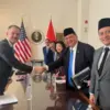 Menteri Koordinator Bidang Perekonomian Airlangga Hartarto (dua dari kanan) berjabat tangan dengan US Trade Re