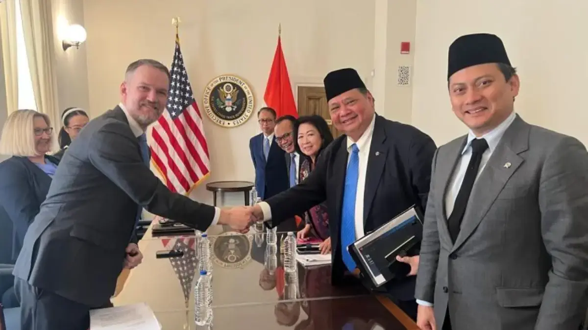 Menteri Koordinator Bidang Perekonomian Airlangga Hartarto (dua dari kanan) berjabat tangan dengan US Trade Re