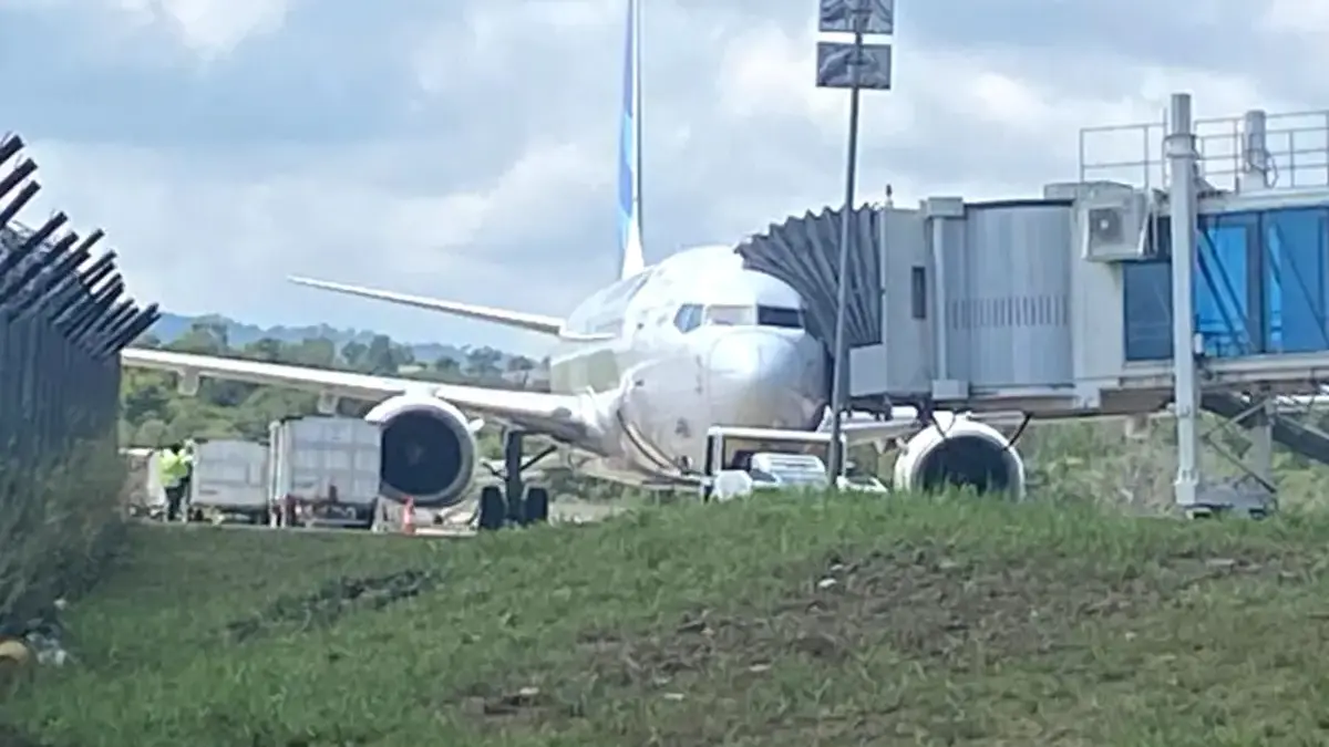 Sebuah insiden yang melibatkan maskapai Garuda Indonesia menjadi viral di media sosial setelah salah satu ban