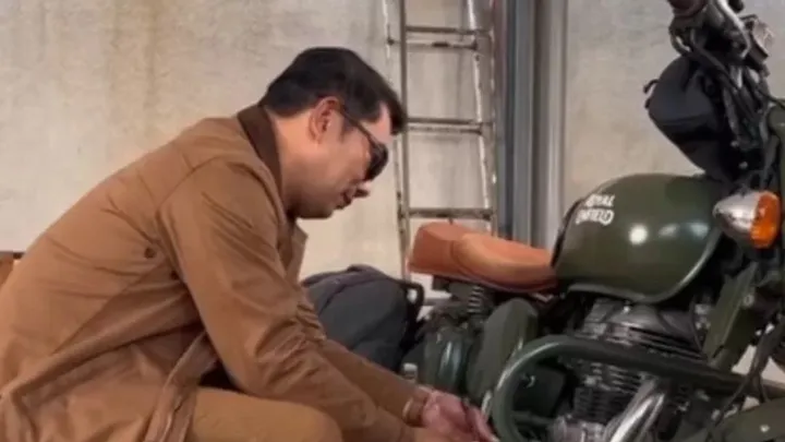 Salah satu aspek yang mencuri perhatian publik adalah penyitaan sebuah motor Royal Enfield milik mantan Gubern