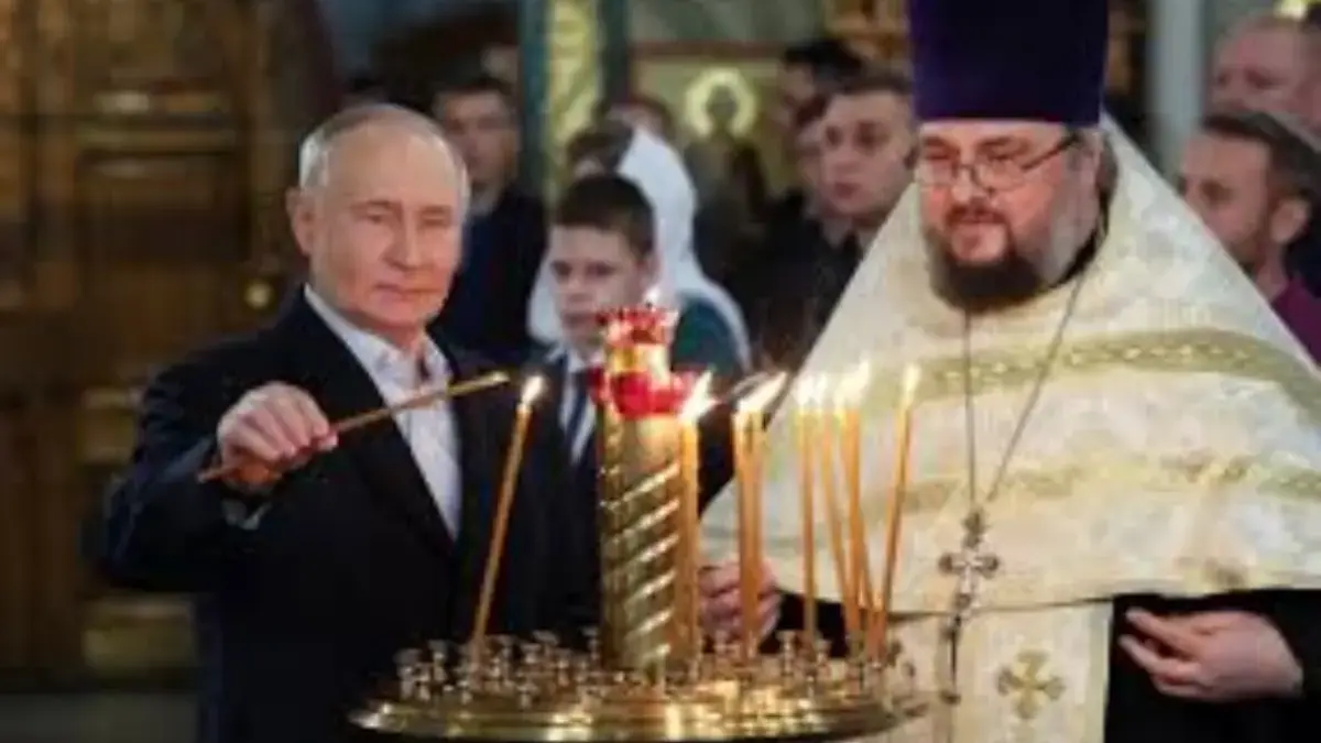 Vladimir Putin menghadiri Kebaktian Natal di Gereja Saint George di Moskow (Getty)