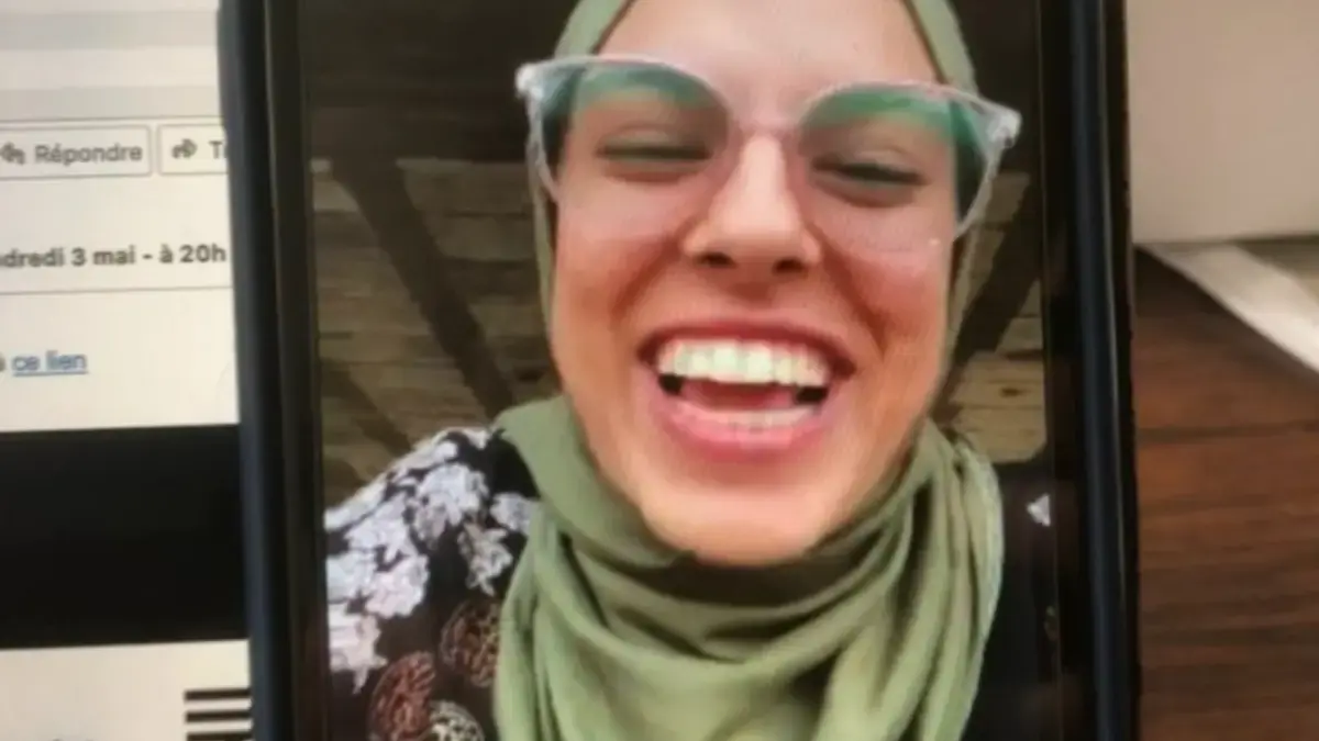 Fatma Hassona, jurnalis Palestina sekaligus bintang film dokumenter “Put Your Soul On Your Hand And Walk”, men