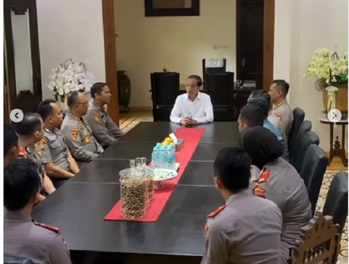 Publik Penasaran, Mengapa Foto Jokowi Hilang di Instagram Sespimmen Polri usai Beri Arahan? Peserta Serdik Sespimmen Polri Pendidikan Reguler ke-65 bertamu ke rumah Jokowi di Kelurahan Sumber, Banjarsar