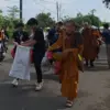 Puluhan Biksu berjalan melintasi Jalan H Nonon Sonthanie, Bekasi Timur, Minggu (20/4) pagi.
