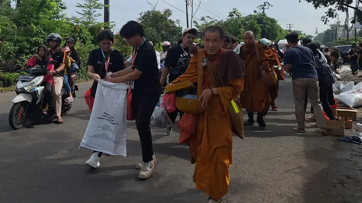 Puluhan Biksu berjalan melintasi Jalan H Nonon Sonthanie, Bekasi Timur, Minggu (20/4) pagi.