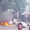Mobil yang ditumpangi polisi dibakar anggota omras di Pondok Ranggon Cimanggis Depok (Foto:x/@kabarcibubur)