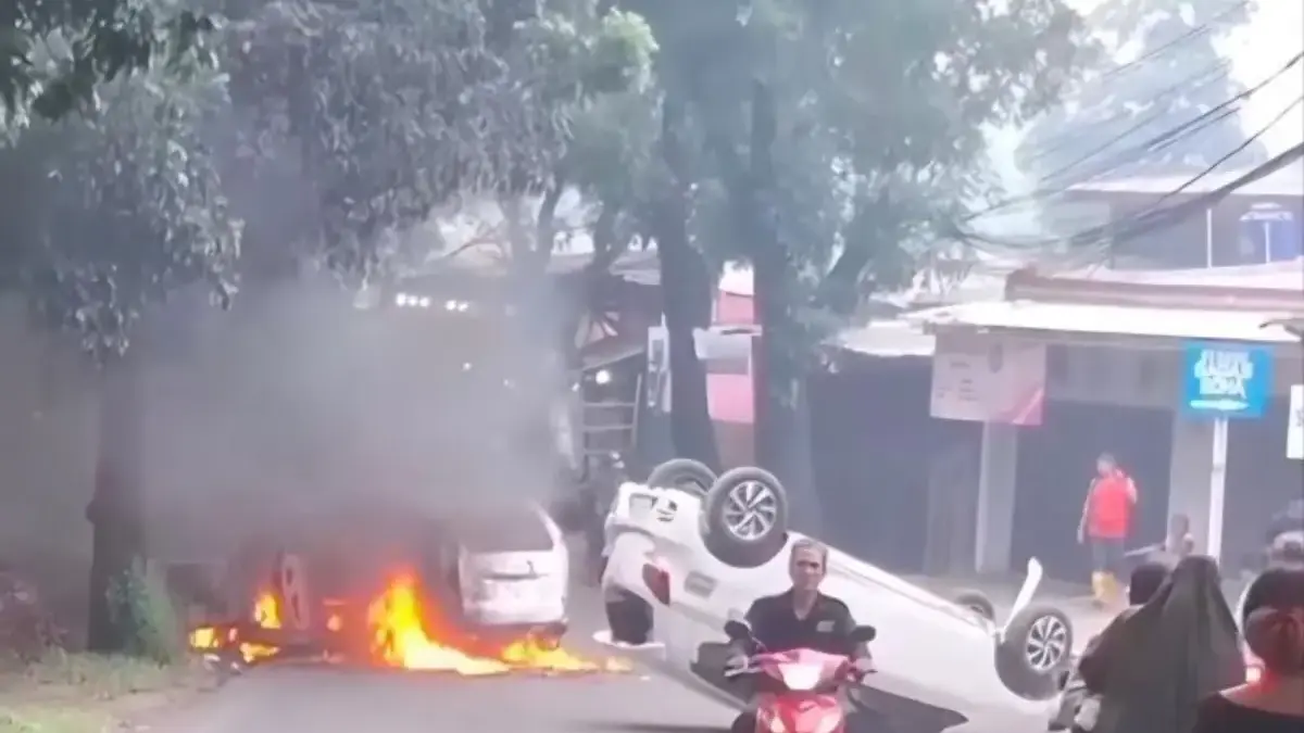 Mobil yang ditumpangi polisi dibakar anggota omras di Pondok Ranggon Cimanggis Depok (Foto:x/@kabarcibubur)