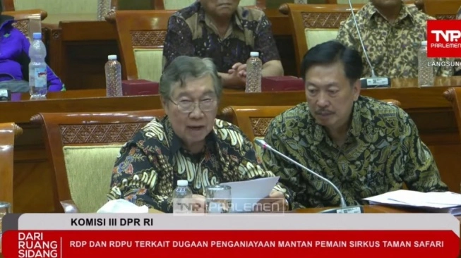 Pendiri Oriental Circus Indonesia (OCI), Jansen Manansang berbicara dalam audiensi dengan eks pemain sirkus OC