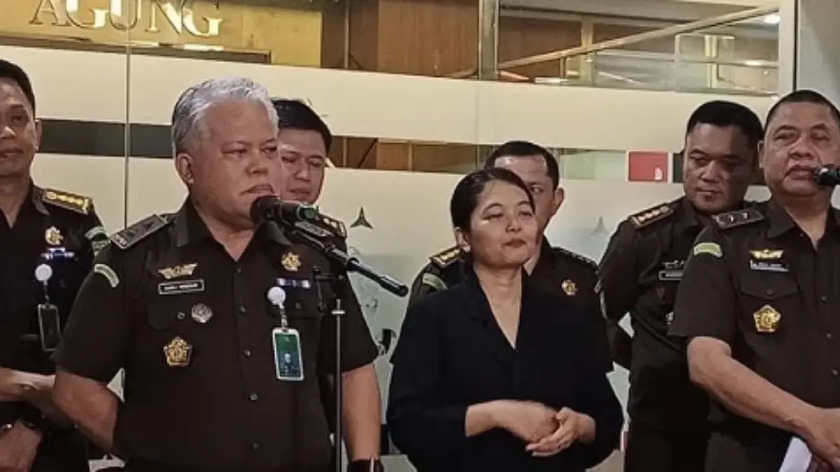 Kejaksaan Agung menetapkan tiga orang tersangka kasus perintangan penyidikan kasus tata niaga komoditas timah