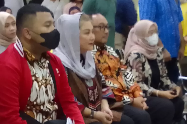 Mantan Walikota Semarang Hevearita Gunaryanti Rahayu hadir bersama Alwi Basri dalam sidang perdana kasus korup