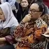 Eks Wali Kota Semarang Mbak Ita (berkerudung) dan suaminya, Alwin Basri mendengar pembacaan surat dakwaan di P