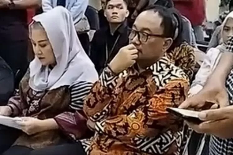 Eks Wali Kota Semarang Mbak Ita (berkerudung) dan suaminya, Alwin Basri mendengar pembacaan surat dakwaan di P